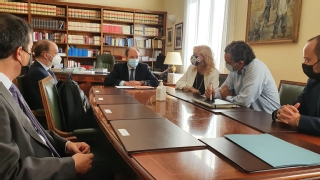 El acuerdo trata de agilizar la tramitación y la resolución extrajudicial de las demandas de transporte aéreo de las que conocen los juzgados de lo Mercantil de la capital
